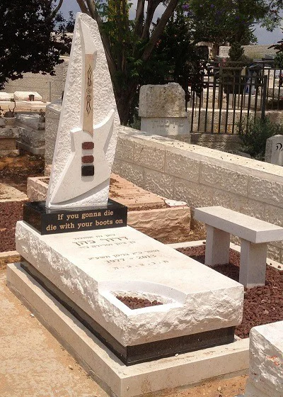 מצבה מעוצבת עם פיסול אומנותי