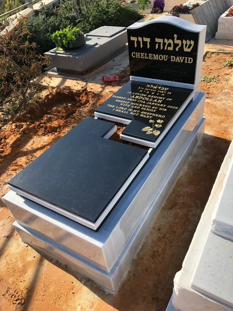 מצבה גרניט שחור עם כיתוב מוזהב